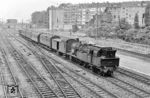 Im Gegensatz zur 65 017 hatte die Essener 78 236 keine Wendezuggarnitur am Haken, da sie auch nicht wendezugfähig war. Bei dem Zug könnte es sich um den P 2970 (Duisburg - Düsseldorf) handeln. (16.07.1957) <i>Foto: Jacques H. Renaud</i>