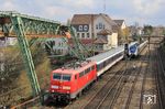 111 200 der GfF mit dem NX-Ersatzzug RB 32517 nach Bonn in Wuppertal-Barmen. Daneben fährt der Gegenzug RB 32438 aus Bonn-Mehlem nach Wuppertal-Oberbarmen ein. (14.04.2021) <i>Foto: Wolfgang Bügel</i>