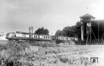 VT 11 5009 als TEE 78 "Helvetia" (Hamburg - Zürich) an der Saline bei Bad Sooden-Allendorf. Der Zug nahm mit 973 km die Spitzenstellung unter den Langläufen der DB ein, wofür der Zug rund zehn Stunden benötigte. (10.08.1958) <i>Foto: Carl Bellingrodt</i>