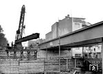 Einbau einer neuen Brücke über die Corneliusstraße im Düsseldorfer Stadtteil Bilk mittels eines 30t-Demag-Brückenkrans. (1960) <i>Foto: BD Wuppertal (Säuberlich)</i>