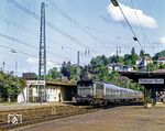 144 126 macht Station im Bahnhof Stuttgart West. Zu Beginn des Winterfahrplans am 29. September 1985 wurde er für den Personenverkehr und 1993 schließlich auch für den Güterverkehr geschlossen und dann zurückgebaut. Heute ist er ein reiner Betriebsbahnhof.  (1983) <i>Foto: Karsten Risch</i>