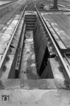 Beim Verbrennungsvorgang von Kohle enstanden auf der Dampflok Rückstände, die beim Abrüsten im Bw aus Rost, Aschkasten und Rauchkammer entfernt und in der Schlackegrube (Bild) entsorgt wurden. (04.1951) <i>Foto: A. Dormann, Slg. W. Löckel</i>