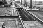 Ausschlackgruben im Bw Braunschweig. Im Hintergrund abgestellte Kriegsloks der Baureihe 52. (04.1951) <i>Foto: A. Dormann, Slg. W. Löckel</i>