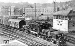 ÖBB 1189.07 (Baujahr 1927) mit einem Güterzug im Bahnhof Passau. Das Stellwerk "Po" (VES 1912 (E 43) mit Glühlampenüberwachung) ging 1979 außer Betrieb. (01.05.1955) <i>Foto: Carl Bellingrodt</i>