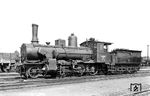 Die Kaiser Ferdinands-Nordbahn bestellte 1893 bei der Wiener Neustädter Lokomotivfabrik 12 Stück Güterzuglokomotiven der Bauart 1C. Dabei waren je 6 Zwillingslokomotiven und je 6 Verbundmaschinen. Bei Versuchsfahrten stellte sich heraus, dass die Verbund- den Zwillingsmaschinen überlegen waren. Daher wurden in Folge nur noch Verbundlokomotiven nachbestellt, bis 1908 insgesamt 221 Maschinen. Nach dem Ersten Weltkrieg kamen 122 Stück als Reihe 333.1 an die CSD, 62 Stück gingen nach Polen und 3 an die JDZ. Nach Abzug der Kriegsverluste blieben nur 26 Maschinen übrig, die zur BBÖ kamen. Im Jahr 1938 waren noch sieben Loks vorhanden, die die Deutsche Reichsbahn als 54 101–107 einreihte. Durch die Einverleibung der Sudetengebiete kamen weitere 19 Stück (54 108–126)hinzu, ab 1939 27 polnische Maschinen als 54 141–167 zur DR. Die fehlenden Ordnungsnummern 127–140 waren für Lokomotiven aus dem Olsa-Gebiet vorgesehen, wurden aber wegen Abgabe der Maschinen an die Protektoratsbahnen nie eingereiht. Nach dem Zweiten Weltkrieg verblieben bei der ÖBB nir noch zwei Maschinen, wobei im neuen Nummernschema der ÖBB von 1953 nur noch 154.106 auftaucht, die 1954 ausgemustert wurde. 54 111, die Hermann Maey in Lundenburg/Südmähren antraf, lief davor als CSD 333.131 (ex kkStB 260.70). 1947 wurde sie in der RBD Hannover (!) ausgemustert. (06.1962) <i>Foto: RVM-Filmstelle Berlin (Maey)</i>