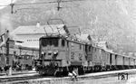 Die für die Salzkammergutbahn und Mittenwaldbahn konzipierte BBÖ 1170 wurde ab 1938 als E 45 bezeichnet. Bei den Österreichischen Bundesbahnen erhielten die Maschinen in dem ab 1953 (bis heute) geltenden Nummernsystem die Reihenbezeichnung 1045. In der Zeit zwischen 1945 und 1953 liefen die Loks weiterhin als Reihe E 45, so wie hier E 45.09 mit einer unbekannten Schwesterlok in Bad Ischl. Links steht noch ein Zug der Salzkammergut-Lokalbahn (SKGLB) über St. Wolfgang/Mondsee nach Salzburg, die 1957 eingestellt wurde. (1952) <i>Foto: F. Kraus</i>