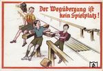 Das Problem mit spielenden Kindern an der Eisenbahn gab es offenkundig zu allen Zeiten. Auch die Reichsbahn warnte, dass Gleise und Übergänge keine Spielplätze sind. Den damaligen traditionellen Geschlechterrollenerwartungen geschuldet, schienen aber nur Jungen gefährdet zu sein, Mädchen spielten brav mit Puppen oder am Herd zu Hause. (1934) <i>Foto: WER</i>