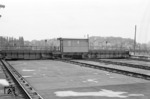 Wo aufgrund der räumlichen Enge die Installation einer Drehscheibe nicht möglich war, wurden bei rechteckigen Lokomotivschuppen mit paralleler Gleisanordnung Schiebebühnen angebracht, um die Gleise miteinander zu verbinden, wie hier im Bw Braunschweig. (04.1951) <i>Foto: A. Dormann, Slg. W. Löckel</i>