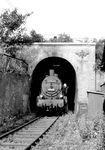 94 952 am südlichen Tunnelportal des Hafenbahntunnels Altona (auch Schellfischtunnel gennant), mit 961 m der einzige Eisenbahntunnel Norddeutschlands. Er verband von 1876 bis 1992 den östlichsten Gleisstrang im Bahnhof Hamburg-Altona mit den unterhalb des Geesthangs an der Elbe gelegenen Gleisanlagen der ehemaligen Altonaer Hafenbahn und dem Altonaer Fischereihafen. Zwischen 1911 und 1954 war die Altonaer Hafenbahn elektrifiziert und besaß auch im Tunnel eine Oberleitung. Die Spannung im feuchten Tunnel wurde jedoch auf 3 kV begrenzt, um Funkenüberschläge und Kriechströme zu vermeiden.  (08.1952) <i>Foto: Walter Hollnagel</i>
