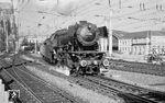 23 050 vom Bw Koblenz-Mosel verlässt mit einem Personenzug den Kölner Hauptbahnhof in Richtung Deutz. (1959) <i>Foto: Robin Fell</i>
