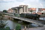 012 077-4 (01 1077) überquert mit D 1338 die Klappbrücke am Emdener Binnenhafen. (31.08.1973) <i>Foto: Wolfgang Bügel</i>