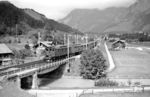 Eine Be 6/8 der Berner Alpenbahn-Gesellschaft Bern–Lötschberg–Simplon (BLS) mit einem Personenzug in Kandersteg. (1953) <i>Foto: H.U. Würsten</i>