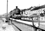 17 258 (Bw Krefeld) hat mit dem aus Abteilwagen gebildeten E 294 (Krefeld - Frankfurt/M) soeben den Bahnhof Rüdesheim verlassen und fährt an den Rheinhotels vorbei. Die Lok bespannte den Zug auf dem 245 km langen Abschnitt zwischen Krefeld und Wiesbaden. (1932) <i>Foto: RVM (Wolff & Tritschler)</i>