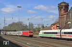 In Wuppertal-Unterbarmen begegnen sich 101 080 (mit Schlusslok 101 066) vor dem ICE-Ersatzzug IC 2909 nach Hamm und 402 041 als ICE 954 nach Köln. (22.04.2021) <i>Foto: Wolfgang Bügel</i>