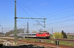 So ganz aufgegeben hat der Ersatz für die Ersatzlok (110 469) noch nicht, am 23. April 2021 war GfF 111 200 wieder am NX-Ersatzzug RB 32436 nach Wuppertal am Abzweig Linden bei Gruiten unterwegs. (23.04.2021) <i>Foto: Wolfgang Bügel</i>