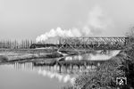 044 465 mit einem Kokszug nach Gelsenkirchen-Buer auf der Brücke über den Rhein-Herne-Kanal in Gelsenkirchen-Bismarck. (02.11.1976) <i>Foto: Joachim Schmidt</i>