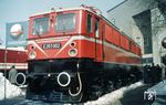 E 251 002, die speziell für die Strecke Blankenburg (Harz) – Königshütte (Rübelandbahn) entwickelt worden war, in einer Sonderlackierung auf der Leipziger Frühjahrsmesse 1965. (28.02.1965) <i>Foto: Joachim Claus</i>