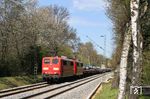 151 045 und 151 129 vor GAG 60715 nach Andernach bei Leichlingen-Rothenberg. Leider ließ sich der Zug an diesen Tag etwas hängen und brachte es von -7 Minuten bei der Abfahrt in Oberhausen auf +36 Minuten Verspätung an dieser Stelle, sodass die Sonne schon die Seite gewechselt hatte. (27.04.2021) <i>Foto: Joachim Bügel</i>