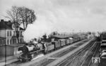 50 2322 (Bw Hamburg-Harburg) fährt mit einem Güterzug durch den Bahnhof Elmshorn. Die Lok besaß einen 52er Kessel und ein bis nach vorn durchgezogenes Umlaufblech. Hier der Lok läuft ein bayr. Packwagen (Pwg bay 06), den es hoch in den Norden verschlagen hatte. (22.03.1952) <i>Foto: Carl Bellingrodt</i>