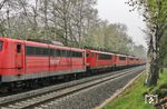 Die "rote Wand" mit zwölf Loks der Baureihe 155 und sechs 151er im DGS 95298 von Leipzig-Engelsdorf nach Opladen kurz vor dem Ziel ihrer Reise. (30.04.2021) <i>Foto: Joachim Bügel</i>
