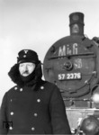 Ob dieses Bild des Eisenbahners vor der 57 2376 im Bw Minsk Gbf dokumentieren sollte, dass man im russischen Winter ausrüstungsmäßig alles im Griff hatte ?  Bei Temperaturen unterhalb von minus 20 Grad Celsius war im Winter 1941/42 der Dienst dort sicherlich kein Zuckerschlecken. (1942) <i>Foto: RVM (Bandelow)</i>