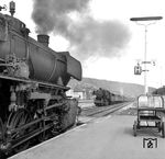 Im Bahnhof Immendingen treffen sich 50 1922 und 50 3018. (06.08.1958) <i>Foto: Frank Barry</i>