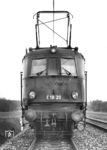 Neben der Baureihe 103 gilt die E 18 als die optisch gelungenste deutsche Lokomotivschöpfung. Hier präsentiert sich die Münchener E 18 20 dem Fotografen. (01.04.1953) <i>Foto: Georg Steidl</i>