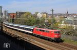 GfF 111 200 fährt mit dem NX-Ersatzzug RB 32517 nach Bonn an klassischer Stelle vor Schwebebahn und Elberfelder Stadtkulisse in den Wuppertaler Hauptbahnhof ein. (28.04.2021) <i>Foto: Wolfgang Bügel</i>