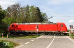 Bei Hilden passiert 185 225 mit GAG 48932 (Gratwein-Gratkorn - Spellen) den Bahnübergang an der Karnaper Straße. (03.05.2021) <i>Foto: Joachim Bügel</i>