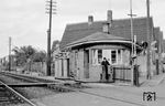 Der Schrankenposten 148 an der vielbefahrenen Maudacher Straße in Ludwigshafen-Mundenheim. (10.1953) <i>Foto: Karl Friedrich Walbrach</i>