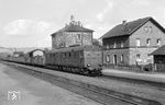 Im Bahnhof Laufach wartet V 188 001 als Schiebelok an einem Güterzug. (15.07.1950) <i>Foto: Karl Friedrich Walbrach</i>