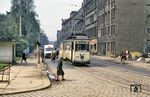 Nach dem Zweiten Weltkrieg wurde ab dem 18. Mai 1945 der Straßenbahnbetrieb in Chemnitz schrittweise wieder aufgenommen. Am 1. April 1949 wurde der Verkehrsbetrieb dem Kommunalen Wirtschaftsunternehmen (KWU) angegliedert; am 1. Mai 1951 übernahm der "VEB Verkehrsbetriebe der Stadt Chemnitz" den Straßenbahnbetrieb. Mit der Umbenennung der Stadt Chemnitz in Karl-Marx-Stadt ging eine weitere Namensänderung einher. 1960 wurde der Betrieb in "VEB Nahverkehr Karl-Marx-Stadt" umbenannt. Auf der 925mm Spurweite ist der Busch-Triebwagen 345 auf der Linie 3 unterwegs. (05.1987) <i>Foto: Joachim Schmidt</i>