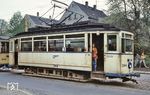 Ab 1924 wurde eine große Serie neuer Straßenbahnfahrzeuge für die Chemnitzer Straßenbahn ausgeliefert, zu der auch der hier gezeigte Tw 344 gehörte. Sie ersetzten größtenteils die Triebwagen aus der Anfangszeit des elektrischen Betriebs. In verschiedenen Ausführungen wuchs der Bestand bis 1929 auf 118 Wagen. Dazu entstanden bauartähnliche Beiwagen. Betrieblich wurden meist Zwei- oder Dreiwagenzüge gefahren. Die Fahrzeuge bildeten bis zum Ende des schmalspurigen Straßenbahnbetriebs im Jahr 1988 die Grundlage für den Straßenbahnbetrieb, da zu DDR-Zeiten keine weiteren Triebwagen geliefert wurden. Sie prägten für Jahrzehnte das Chemnitzer/Karl-Marx-Städter Stadtbild.  (05.1987) <i>Foto: Joachim Schmidt</i>