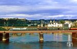 Anlässlich des Koblenzer Bahnhofsfestes pendelte auch 221 116 (mit V 200 002 am anderen Ende) ins Lahntal nach Nassau und kehrt hier mit dem letzten Sonderzug auf der Koblenzer Moselbrücke nach Lützel zurück. (03.07.1988) <i>Foto: Wolfgang Bügel</i>