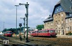 Planmäßiges Schienenbustreffen mit 798 592 und 998 631 sowie 998 841 mit 798 785 als Nt 6671 aus Au/Sieg bzw. Nt 6727 nach Limburg im Bahnhof Altenkirchen. (23.07.1988) <i>Foto: Wolfgang Bügel</i>