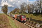 185 513 der Alpha Trains Belgium, die von Emons Bahntransporte aus Dresden genutzt wird, mit einem kurzen Containerzug bei Machern zwischen Wurzen und Leipzig. (07.05.2021) <i>Foto: Ralf Opalka</i>