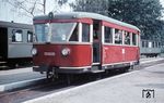 Der zweiachsige Triebwagen 501 der Spreewaldbahn war für die Rationalisierung des Betriebes beschafft worden und sollte auf bestimmten Verbindungen den Dampfbetrieb ablösen. Er wurde 1933 bei der Waggonfabrik Talbot in Aachen gebaut und traf am 29. Juli 1934 in Straupitz ein. Der Vorteil des Triebwagens war die Einmannbedienung und die Trennung von Personen- und Güterverkehr. Es unterblieben die langen Aufenthalte auf den Endbahnhöfen zum Rangieren und Umsetzen. Er verkehrte auf der 13,8 km langen Strecke zwischen Straupitz und Goyatz etwa sechs Minuten schneller als ein dampflokbespannter Zug. Kurz vor Stilllegung der Spreewaldbahn im Jahr 1970 wurde der Triebwagen aufgrund ausgefahrener Achsbuchsen, beschädigter Radreifen und fehlender Ersatzteile abgestellt und 1974 verschrottet.  (1969) <i>Foto: Joachim Claus</i>