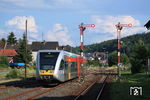 Alte und neue Technik in Stockheim. 509 110 (Baujahr 1999) der Hessenbahn nach Gießen fährt in den damals noch mit Formsignalen ausgerüsteten Bahnhof Stockheim ein. Seit 2017 sind die alten Signale hier auch Geschichte. (25.06.2009) <i>Foto: Marvin Christ</i>