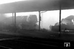 Eine gespenstische Atmosphäre vermittelt das Bild der entgleisten 44 1383 vom Bw Mannheim Rbf im nebeligen Bahnhof Schwetzingen. Einem Zeitungsartikel zufolge fuhr der planmäßige Dg 6177 aus Mannheim Rbf am Samstagmorgen des 26. November 1949 kurz nach 8 Uhr auf einen am Bahnsteig stehenden Dienstpendel-Personenzug auf. Als Unfallursache wurde mangelhafte Fahrwegprüfung angegeben. (26.11.1949) <i>Foto: BD Karlsruhe</i>