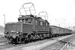 E 93 11 war 1936 in Dienst gestellt worden und bis 1980 im Einsatz, hier vor einem kurzen Nahgüterzug in Plochingen. (1952) <i>Foto: Bachmann</i>