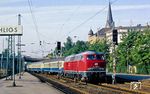 215 032 fährt mit einem Sonderzug (Lr) in das Überholungsgleis des Bahnhofs-Solingen-Ohligs (heute: Solingen Hbf) ein. (22.07.1988) <i>Foto: Joachim Bügel</i>