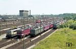 Treffen der Güterzuggenerationen aus Ost und West im Rangierbahnhof Maschen bei Hamburg.  (20.07.1998) <i>Foto: Benno Wiesmüller</i>