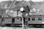 Personenzugwagen im Bahnhof Gerolstein vor der Kulisse der "Gerolsteiner Dolomiten", einem devonischen Kalkriff, dass 100m über dem Ort trohnt. (1950) <i>Foto: Fischer</i>