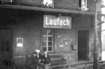 Schwätzchen an der Bahnsteigsperre in Laufach, am Fuße der bekannten Spessartrampe nach Heigenbrücken. (1948) <i>Foto: Slg. Eisenbahnstiftung</i>