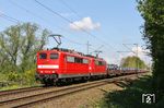 151 141 und 151 129 im neuen Railpool-Design vor GAG 60715 (Oberhausen West - Andernach) bei Hilden. (13.05.2021) <i>Foto: Joachim Bügel</i>