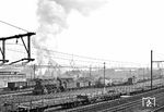 SNCB 38.068 verlässt mit einem Güterzug den Bahnhof Marchienne-au-Pont, heute einem Stadtteil von Charleroi. 1919 bestellte die belgische Staatsbahn amerikanische Lokomotiven vom Typ 2-8-0 "Consolidation". Da die belgischen Lokfabriken nicht in der Lage waren, die Lokomotiven selbst zu produzieren, wurden 150 Exemplare direkt in den USA bei Alco in Schenectady und Baldwin in Philadelphia bestellt, die 1920 geliefert wurden. Die von Alco gebauten Lokomotiven bekamen die Betriebsnummern 5201 bis 5275, die von Baldwin gebauten Loks die Nummern 5276 bis 5350. Die Zweizylinderloks waren mit dreiachsigen Tendern mit 24 m³ Wasserinhalt gekuppelt. 1926 wurden die Loks als Type 38 eingeordnet und bekamen 1931 die Betriebsnummern 3801 bis 3950. Ab 1946 wurden sie in 38.001 bis 38.149 umgezeichnet. Bis 1957 waren alle Maschinen ausgemustert. (1953) <i>Foto: Jacques H. Renaud</i>