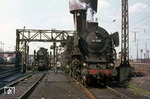 Die Osnabrücker 01 1079 und 01 1076 werden im Bw Hamburg-Altona auf ihren nächsten Einsatz vorbereitet. (09.04.1967) <i>Foto: K.D.Hensel</i>