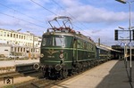 Sonderzug des "Nostalgie-Istanbul-Orient-Express", geführt von der österreichischen Museumslok 1018.05 im Bahnhof Wien-West.  (15.11.1989) <i>Foto: H. Weisen</i>