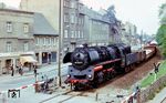 58 3053 vom Bw Glauchau fährt mit einem Güterzug nach Gera durch Schmölln. (05.1977) <i>Foto: Michael Malke</i>