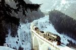 Normalerweise hier immer rückwärts unterwegs, brauchte es schon einen Dienstzug, um auf dem Nasse-Telle-Viadukt am Teufelsholz oberhalb von Lauscha eine 95er (95 0022) vorwärts aufnehmen zu können. (01.1973) <i>Foto: Michael Malke</i>